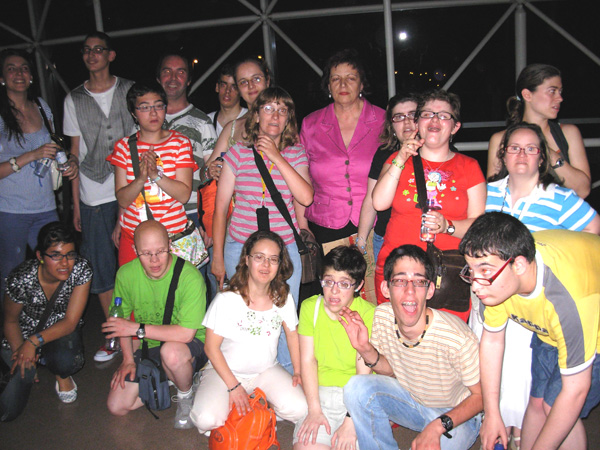 Jóvenes de Aviva posan con la madre de Vicky